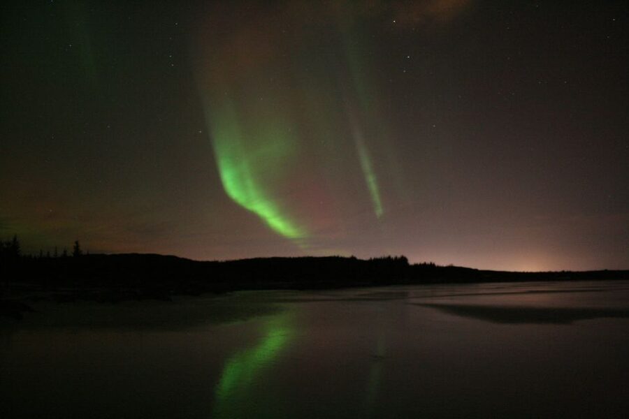 Reykjavik: Northern Lights Experience by Superjeep - What the guide presence changes during a cold aurora hunt