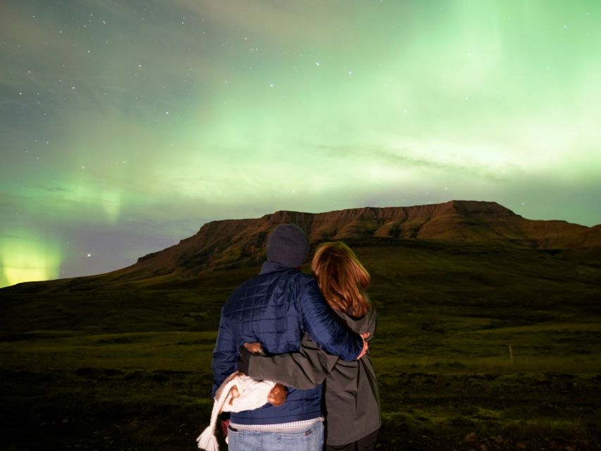 Reykjavik: Northern Lights Tour w/Pro Photos - Small Group - Hot Chocolate and Cookies: The Small Comforts That Matter at Night