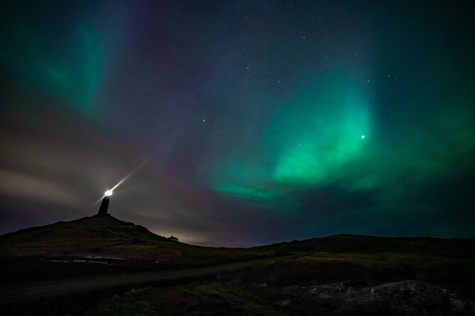 Reykjavik Northern Lights Tour with Professional Photographer - The warm break: hot chocolate, pastries, and blankets in cold air