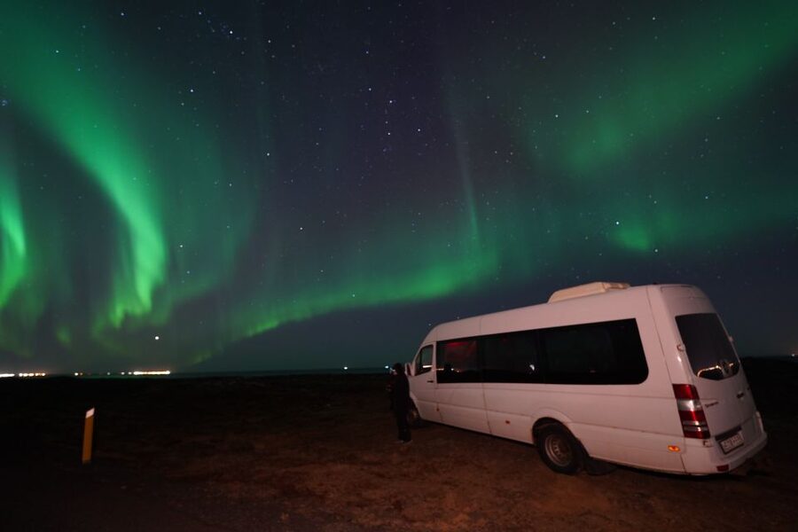 Reykjavik: Premium Northern Lights Tour with Free Photos - The 4-hour rhythm: drive out, wait in comfort, learn in the dark