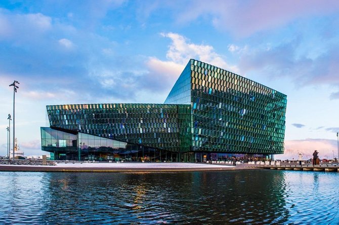 Reykjavik Sightseeing Tour - Althingishus and Reykjavikurtjörn: Parliament and a pond worth lingering by