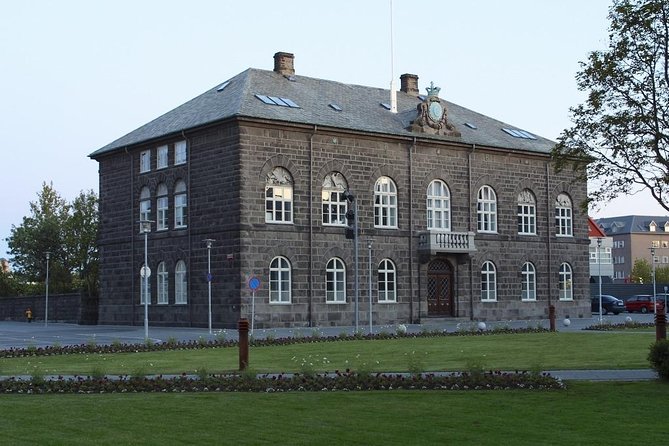 Reykjavik Sightseeing Tour - How your guide can turn a loop into a personal day