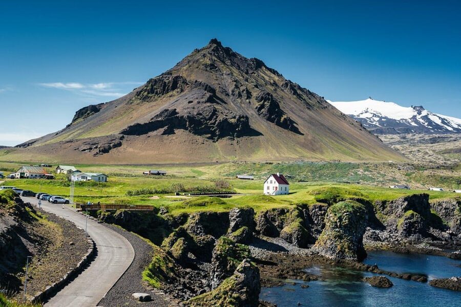 Reykjavik: Snæfellsnes Day Trip with Vatnshellir Lava Cave - Búðakirkja Black Church and the Closing Photo Push