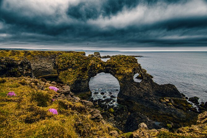 Snæfellsnes in Spanish with lunch on a farm Minibus - Djúpalónssandur black sand beach and the 1948 shipwreck story