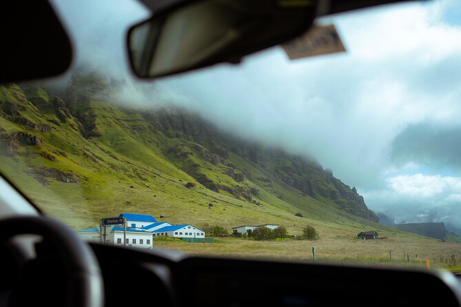 SOUTH COAST : The Discovery - Reykjavik pickup and the grey Land Cruiser ride