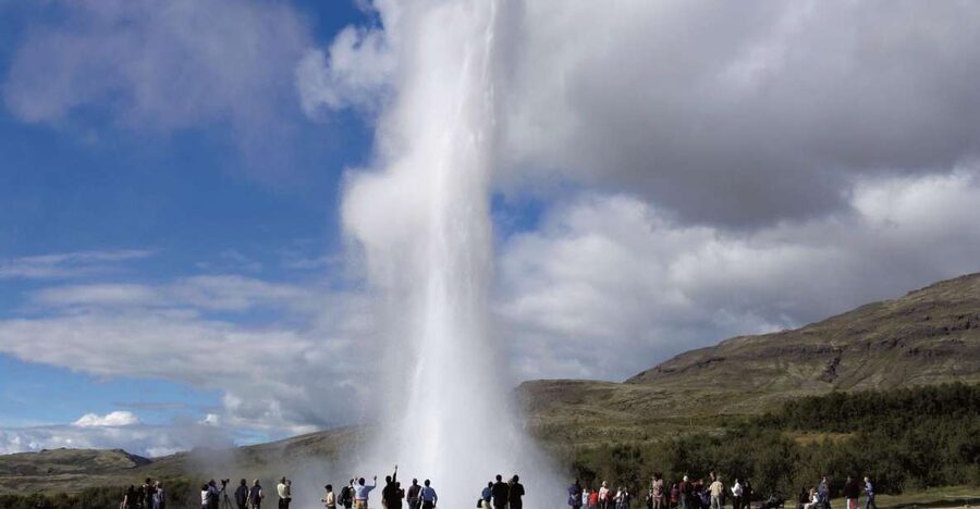 The Golden Circle & Hop On - Hop Off Combo Deal - Þingvellir National Park: where the plates literally split