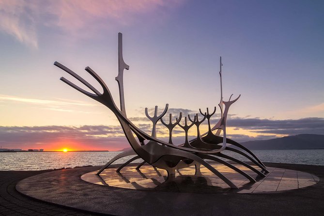 Walking tour of Reykjavik city - Lake Tjörnin: a panorama that closes the loop